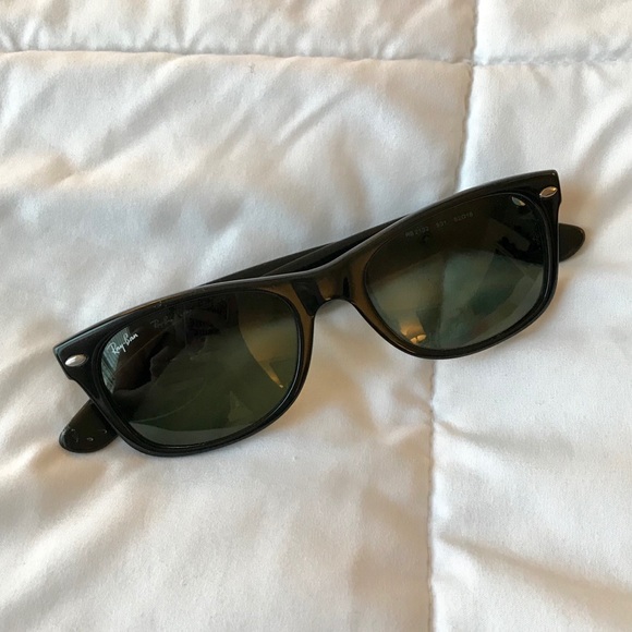 Ray Ban Wayfarer Sunglasses - Picture 7 of 8